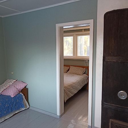 Kuus Tuba Hostel Leisi Luaran gambar