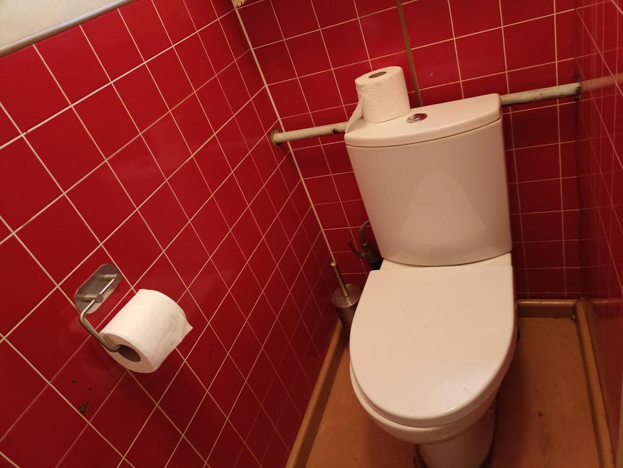 Kuus Tuba Hostel Leisi Luaran gambar