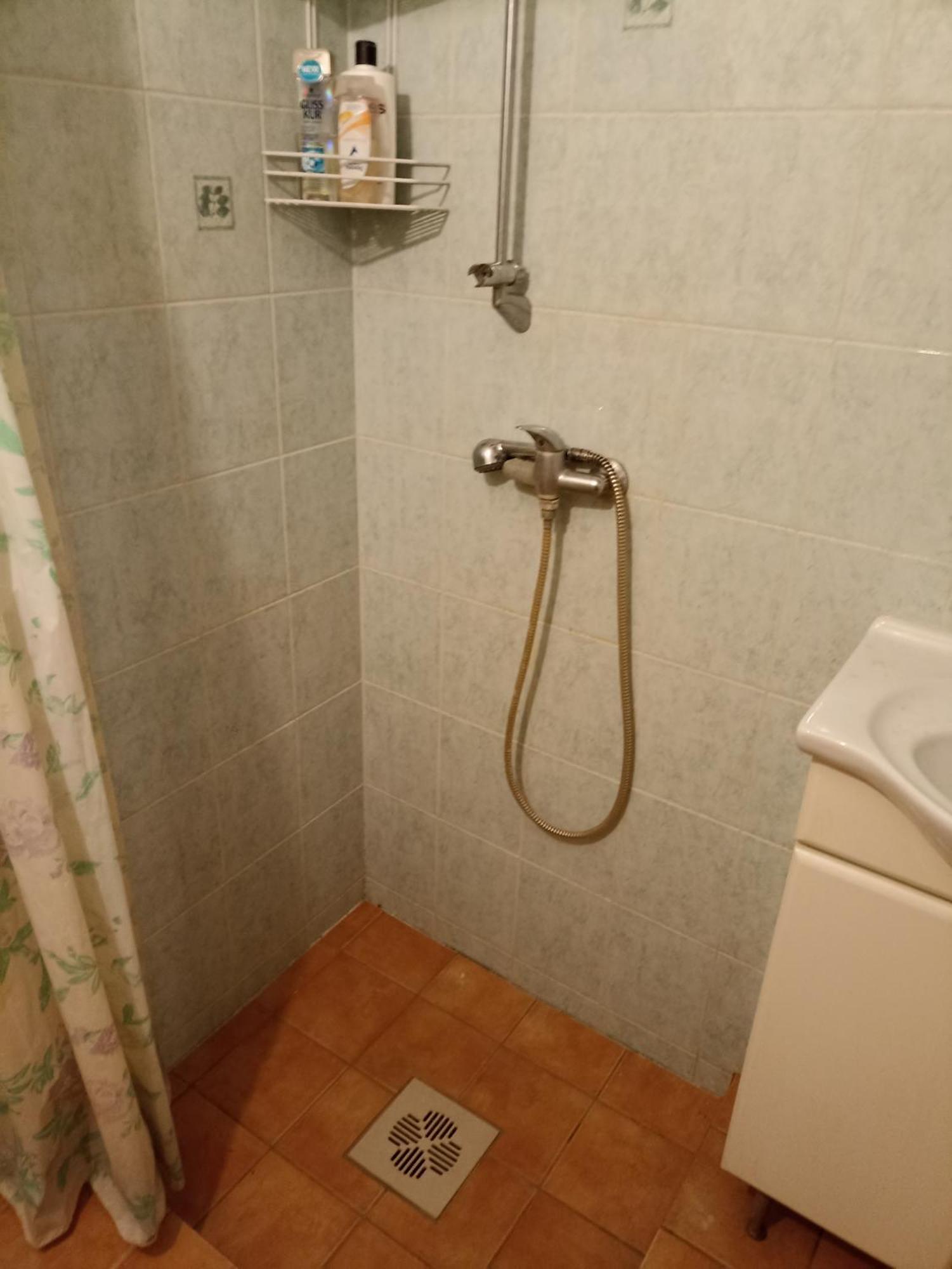 Kuus Tuba Hostel Leisi Luaran gambar